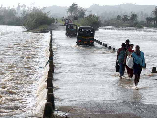 तूफ़ान से तबाही के बाद अब कई इलाकों में बाढ़