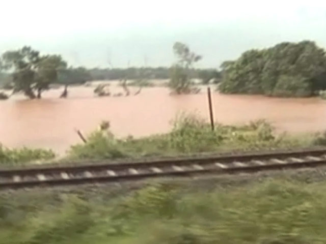 ओडिशा में बाढ़ का ट्रेन से लिया जायजा