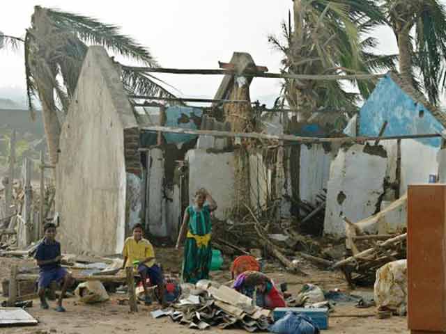 Videos : ओडिशा में तूफान : रहने को घर नहीं, खाने को रोटी नहीं