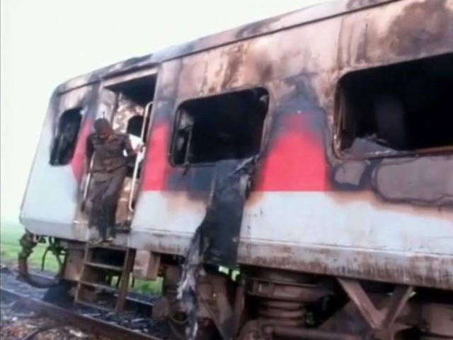 असम : राजधानी एक्स की पेंट्री कार में आग लगी