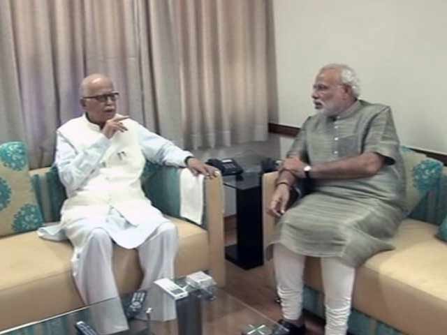 Video : Advani meets Modi in Gujarat, first time after PM candidate announcement
