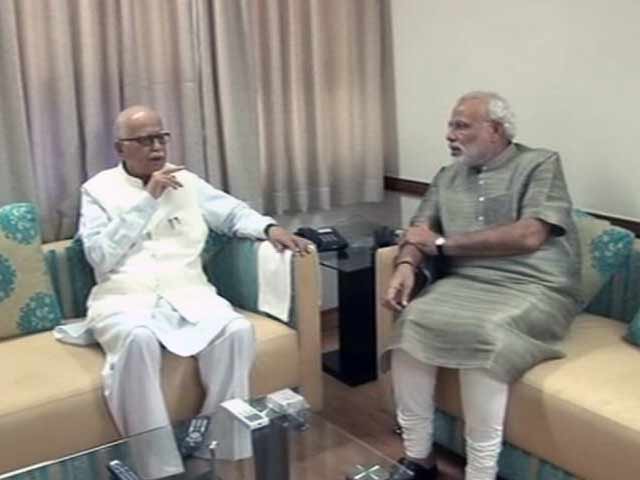 Advani meets Modi in Gujarat, first time after PM candidate announcement