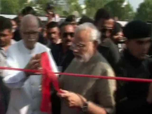 Video : Narendra Modi orders Gujarat BJP to make Advani visit a grand affair