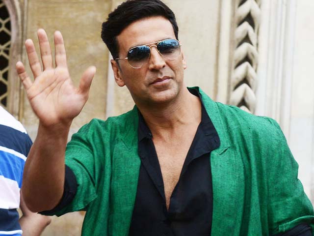 Akshay Kumar <i>Boss</i>es around Mumbai cinema hall