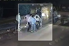 कैमरे में कैद : गुड़गांव के टोल प्लाजा पर मारपीट व लूट कैमरे में कैद : गुड़गांव के टोल प्लाजा पर मारपीट व लूट