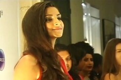 Can't do TV like my dad: Sonam Kapoor Can't do TV like my dad: Sonam Kapoor