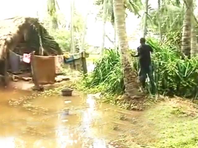 फैलिन तूफान : राहत की राह देखते लोग