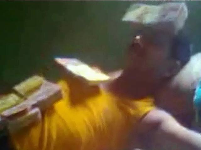 सपना पूरा करने को नेता ने बनाया नोटों का बिस्तर!