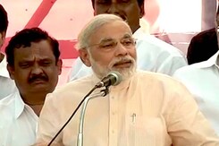 बाबा शोभन सरकार के आगे झुके नरेंद्र मोदी बाबा शोभन सरकार के आगे झुके नरेंद्र मोदी