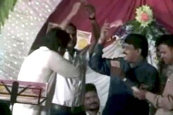 जबलपुर में बीजेपी नेता ने हवा में उड़ाए नोट जबलपुर में बीजेपी नेता ने हवा में उड़ाए नोट