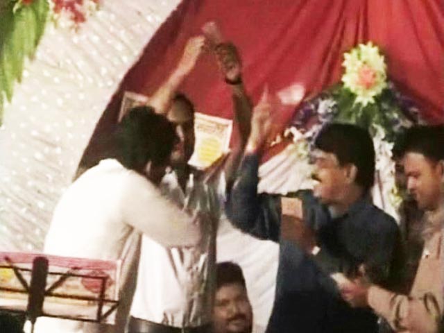 Video : After 'bed of cash', BJP leader showers cash at function in Madhya Pradesh
