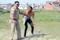यूपी : दो सब-इंस्पेक्टरों ने की मजदूरों की डंडे से पिटाई यूपी : दो सब-इंस्पेक्टरों ने की मजदूरों की डंडे से पिटाई