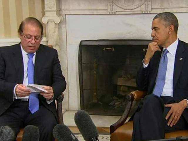 Nawaz Sharif lampooned on Twitter for reading off notes next to Obama