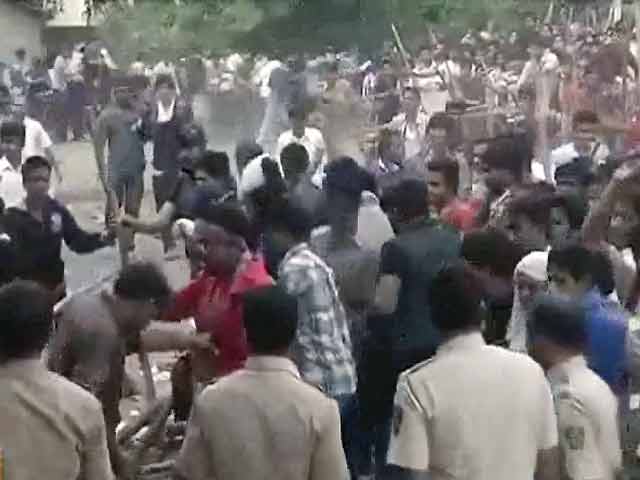 क्रिकेट के शौकीनों पर पुलिस ने चलाई लाठी