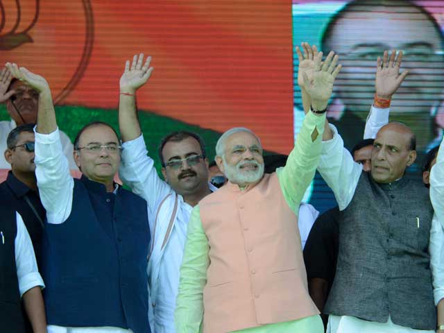 Crowd cheers as Modi addresses Patna rally in Bhojpuri