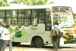 Jayalalithaa's 'small bus' service irks DMK Jayalalithaa's 'small bus' service irks DMK