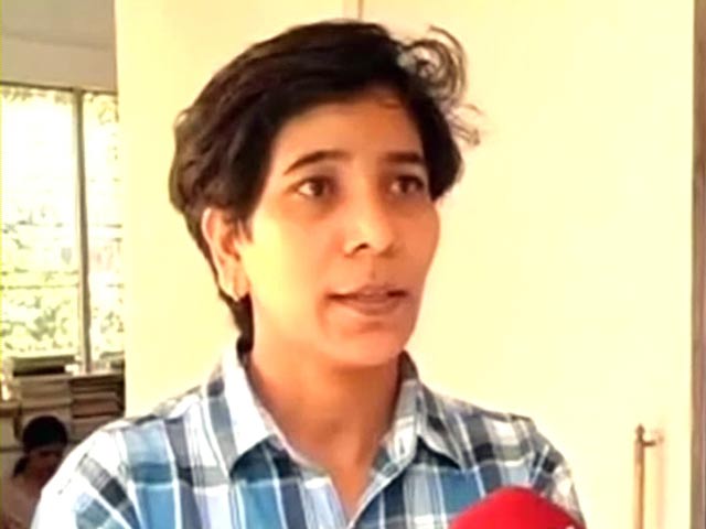 नेता के दबाव से नौकरी पर बनी