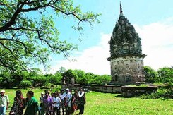 उन्नाव में खुदाई जारी, अभी तक नहीं मिला सोना उन्नाव में खुदाई जारी, अभी तक नहीं मिला सोना