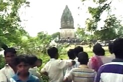 सोने के लालच में चोरों ने शुरू की खुदाई सोने के लालच में चोरों ने शुरू की खुदाई