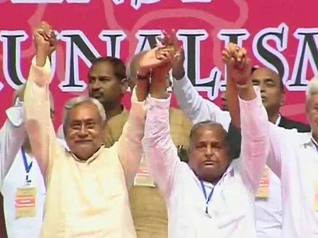 Nitish Kumar shares stage with Mulayam Singh Yadav, Left at anti-communalism meet