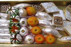 मिठाई में मिलावट : बर्फी पर एल्युमिनियम, मावे में स्टार्च मिठाई में मिलावट : बर्फी पर एल्युमिनियम, मावे में स्टार्च