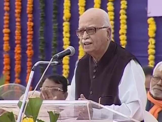 Advani addresses farmers with Modi in Gujarat
