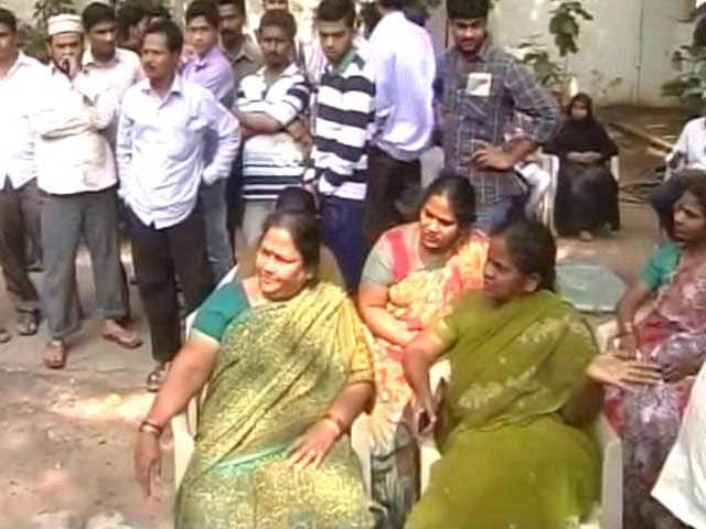 Video : Hyderabad bus fire: Agonising wait for families waiting to claim bodies