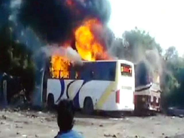 मुंबई में दो लक्जरी बसें आग में खाक