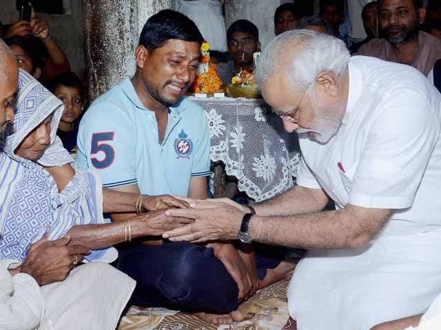 Video : Modi visits families of Patna blasts victims; a political gimmick, says Nitish's party