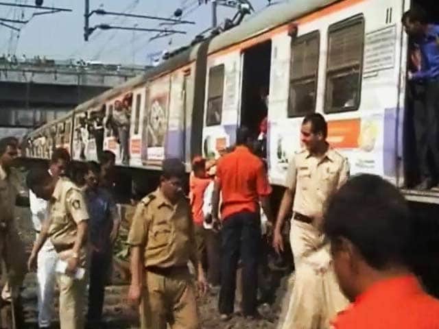Videos : कल्याण में ट्रेन हादसे में चार रेल कर्मियों की मौत