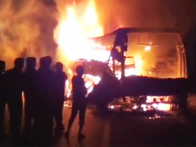 इंडिया इस हफ्ते : बेंगलुरु से हैदराबाद जा रही बस में आग, 45 की मौत