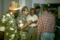 रांची : लॉज से 27 ज़िंदा बम बरामद रांची : लॉज से 27 ज़िंदा बम बरामद