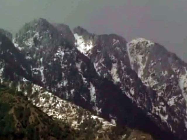 पहाड़ों में बर्फबारी, तापमान लुढ़का