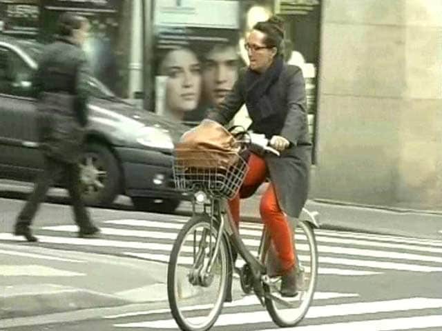 Video : Parisians love their bicycles, shocked by Kolkata ban
