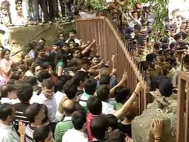 मुंबई : कैंपा कोला कंपाउंड में तनाव