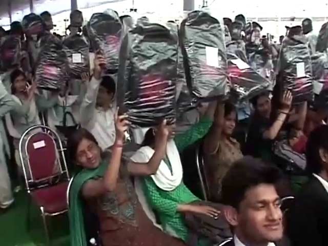 अखिलेश के दिए लैपटॉप बेच रहे हैं छात्र