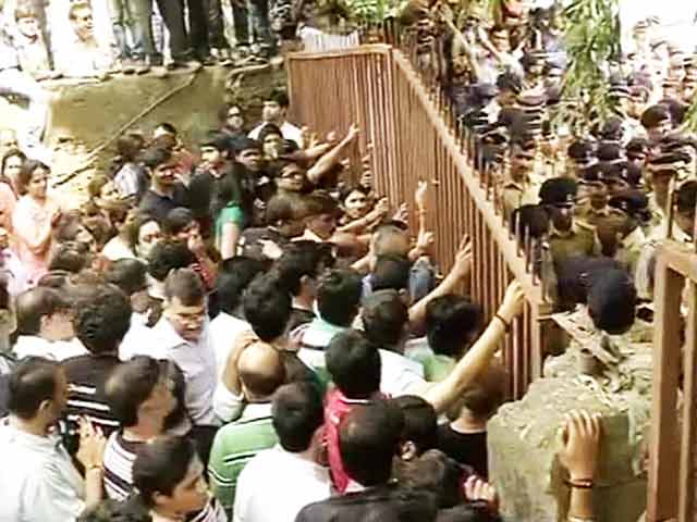 Video : Mumbai: Campa Cola society residents fight eviction, block gate