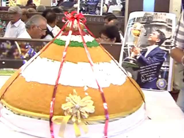 Video : A 200 kg laddoo to say 'Thank you Sachin'