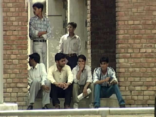 Video : India Matters: No job, no hope (Aired: February 2005)