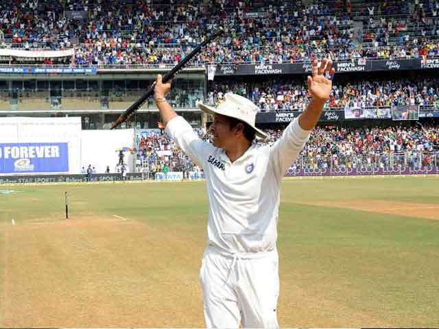 Cake and champagne for Sachin Tendulkar