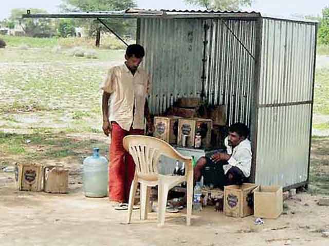 हाई-वे पर शराब : ये है कार−ओ−बार