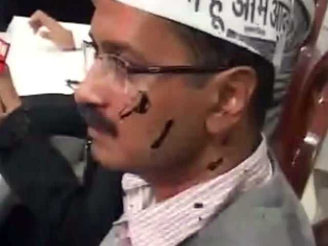 पीसी में हंगामा, केजरीवाल पर स्याही फेंकी गई