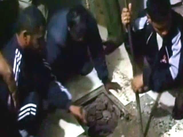 Videos : गड्ढे में फंस गया चोर, मशक्कत से निकाला गया