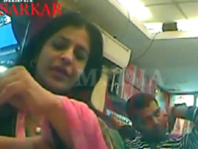 Videos : आप के नेता कुमार विश्वास और शाजिया इल्मी पर स्टिंग ऑपरेशन