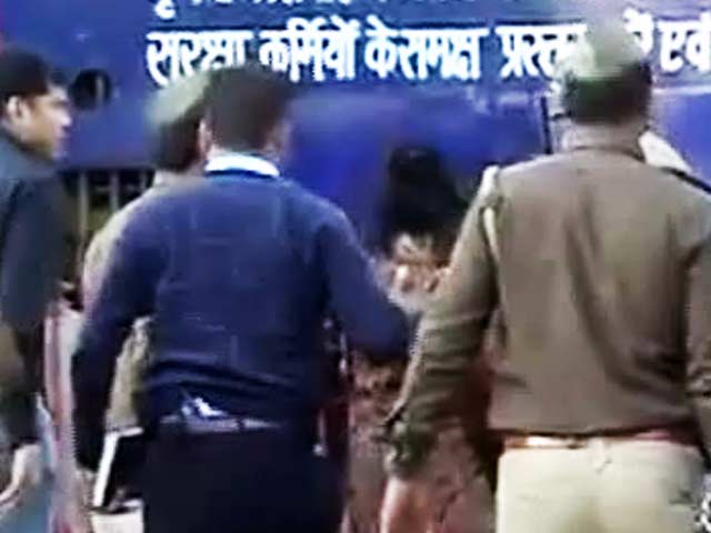 जेल में देर रात तक रोते रहे राजेश-नूपुर