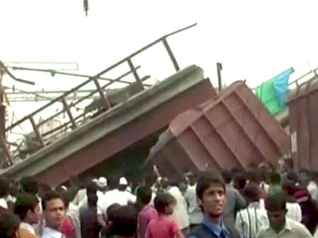 चलती कारों समेत ढह गया फ्लाईओवर, गिरा ट्रेन पर...