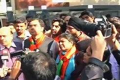 शोमा चौधरी के घर के बाहर बीजेपी कार्यकर्ताओं का प्रदर्शन शोमा चौधरी के घर के बाहर बीजेपी कार्यकर्ताओं का प्रदर्शन