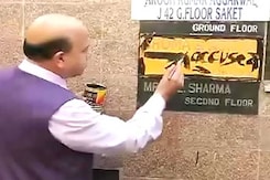 शोमा चौधरी के घर पर बीजेपी नेता ने कालिख पोती शोमा चौधरी के घर पर बीजेपी नेता ने कालिख पोती