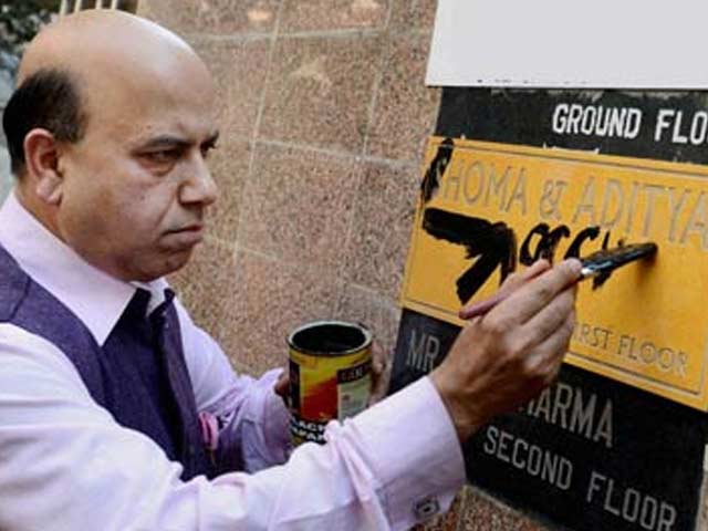 <i>Goonda</i> act by BJP's Vijay Jolly at Shoma Chaudhury's house