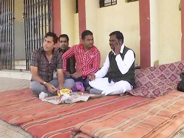 मध्य प्रदेश : दिन-रात ईवीएम की पहरेदारी में कांग्रेसी नेता मध्य प्रदेश : दिन-रात ईवीएम की पहरेदारी में कांग्रेसी नेता